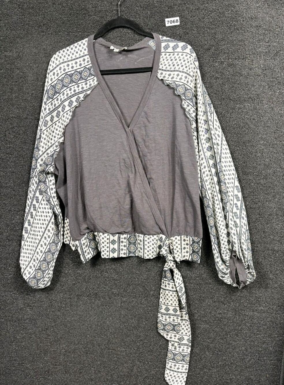 Umgee Charcoal Surplice Printed Tie Waist Shirt Blouse Womens Size 1XL *READ